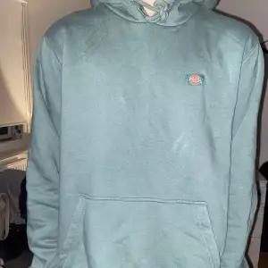 Säljer min knappt använda dickies hoodie för inte riktigt min stil längre✨