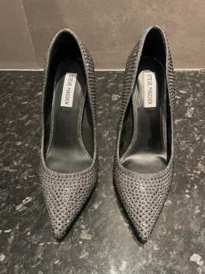 Steve Madden  - Pumps med stenar. Endast använda 1 gång 