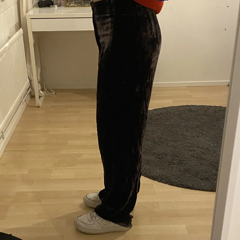 Säljer dessa bruna velourbyxor från Zara i storlek M. Byxorna är som nya, supersköna och jag är 168 cm.. Jeans & Byxor.