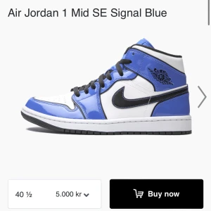 Air Jordan 1 Mid Signal Blue - Intressekol på mina Air Jordan 1 mid signal blue, inte min stil längre men är använda men försiktigt, pris kan diskuteras men endast bud från 1000kr💗(Kvitto finns kvar)