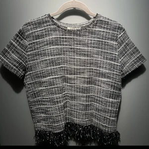 Topp/blus - Topp från Zara, i princip helt oanvänd! Storlek S men passar även M.