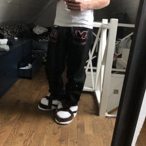 Minus Twø Jeans - Jeans från UK-märket minus twø. Röd stitch på byxan och deras logo på bakfickorna insytt. Riktigt bra kvalite på jeanstyget och riktigt bekväma generellt. Skriv till mig för fler bilder eller innan du tänkt köpa produkten!