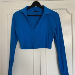 Blå zaratop - Blå topp i fint skick  Från Zara  Storlek M (Frakt tillkommer) 