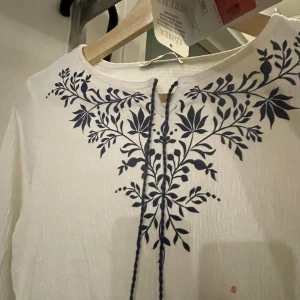 Vit fin tröja  - En helt ny vit tröja med ett snygg mönster på med snören hängde vid halsen. ALDRIG använt och även säljer den för att storleken inte passade mig. Är ni intresserade skriv till mig❤️