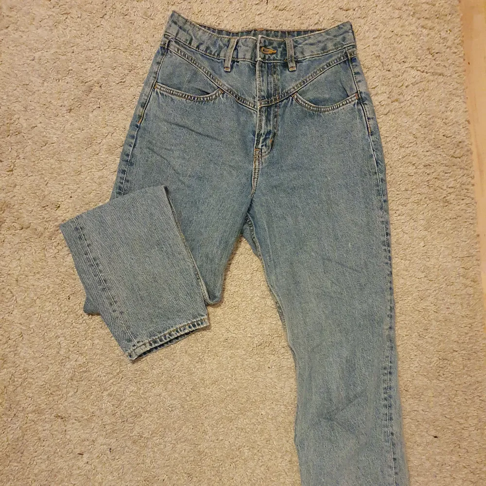 Blå mom jeans från h&m som tyvärr har blivit för tajta för mig. Köparen står för frakten. Skriv om du har frågor ❤️. Jeans & Byxor.