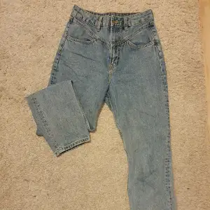 Blå mom jeans från h&m som tyvärr har blivit för tajta för mig. Köparen står för frakten. Skriv om du har frågor ❤️