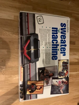 Bond incredible knitting machine - En Bond incredible knitting machine som stickar åt dig , den är i perfekt skick och saknar inget . Det är en stickarmaskin, jag säljer den då den inte kommit till mycket användning.  Ställ gärna frågor:) och priset går självklart att diskutera:))