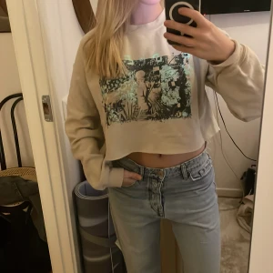 Croppad sweatshirt  - Jätteball street tröja!! Snygg till hög- eller lågmidjade jeans eller över ett linne😻