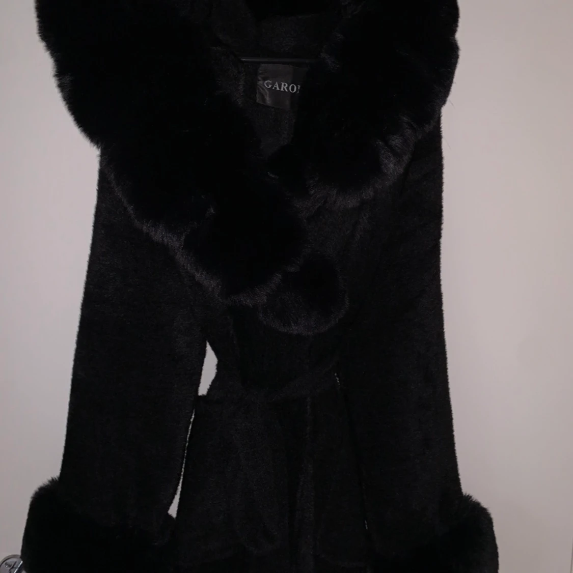 Ny svart pälskappa  - 91