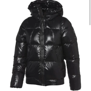 Peak performance jacka - Nypris 3500. Vill gärna byta mot en vanlig peak jacka då jag inte passar i denna längre. Inga fel på jackan. Jättefin och egna bilder finns. Kan eventuellt sälja vid rätt bud