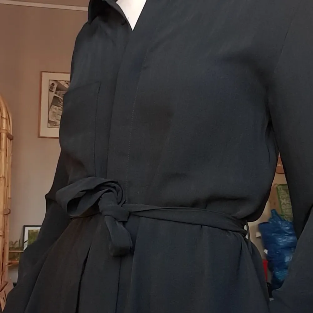 Skjortklänning av Carin Wester. Helt svart med ribbor i tyget och fickor! Lyxig kvalitet på tyget. Mycket fint skick. . Klänningar.