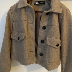 Kappa! - En kort kappa från zara endast använt någon gång!