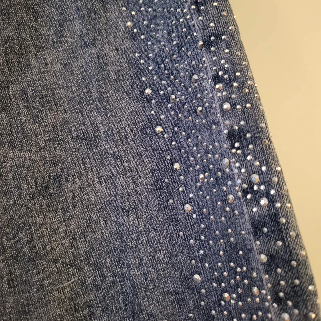 Jeans med glitter längst benen - 91