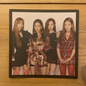 Blackpink  - Bild på blackpink- äkta. Lite sliten vid hörnorna som bilden visar. Skriv vid intresse! ❤️ FRAKT 13 kr❤️