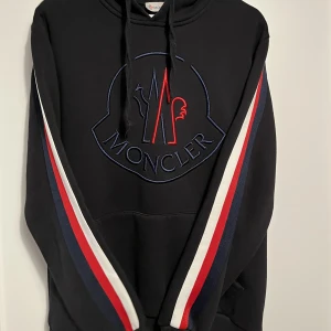 Moncler  - Säljer min moncler Hoodie på grund av att den är för liten för mig. Skick 10/10. Skriv för mer info, bilder.