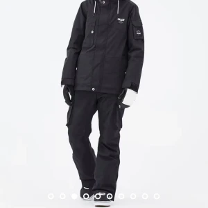 Dope adapt skidjacka - En svart skidjacka från dope. Modellen är adapt. Använd sparsamt. Skriv för mina egna bilder. Pris kan diskuteras vid snabb affär❤️