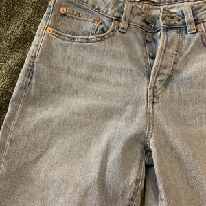 Jeans cone från Lager 157 - Säljer dessa jeans då de inte längre kommer till användning. De är i väldigt fint skick. Säljer de för 250 kr plus frakt.💗