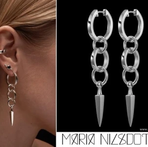 Maria Nilsdotter örhängen - Snygga populära örhängen från maria nilsdotter! Säljer då jag inte använder de längre, Nypris är 2795 per örhänge, säljer för 1500 per örhänge! Kommer inte sänka priset då många är intresserade, Man får med boxen osv 💕