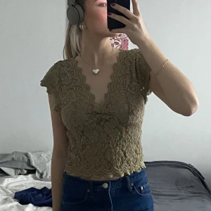 Spetstopp strl:L  - Militärgrön spetstopp från Zara. Strl:L.  Köparen står för fraktkostnaden😊