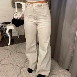 Zara jeans storlek 34 - Grå/beige jeans knappt använda 