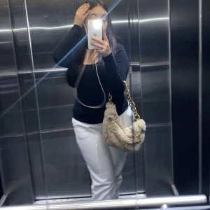 väska från zara - ska sälja min fluffig väska som jag har köpt från zara eftersom jag använder den inte längre. har bara använt väskan 3 gånger så det är inte trasig eller helt använt. 