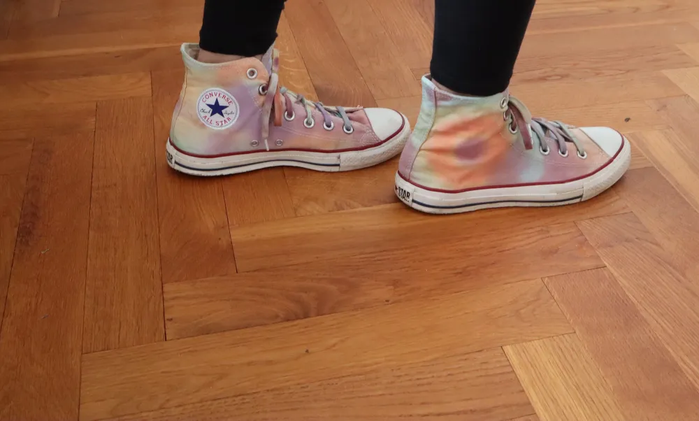 Egenfärgade converse skor  (Mindre fläckar på de men använt bara en gång) . Skor.