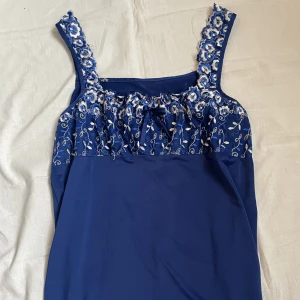 BLÅTT LINNE MED SPETS 🌀 - SÅ fint blått silkeslinne med spetsdetaljer och rosett. Aldrig använd.  Startar budgivning om stort intresse! ❄️  