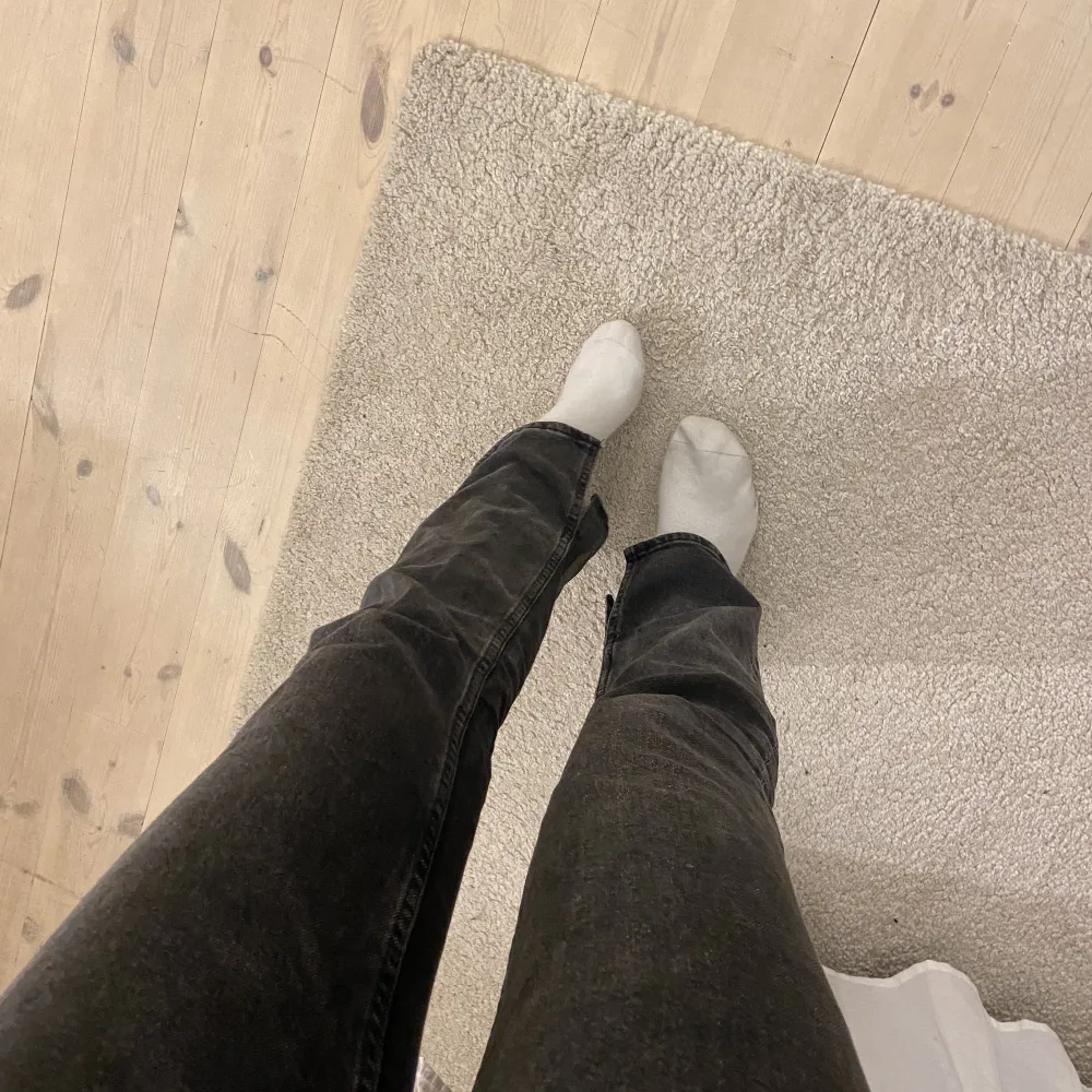 Supersnygga superskönt svarta jeans med slit💕 bra kvalite och bra längd i benen på mig som är 164/165. Jeans & Byxor.