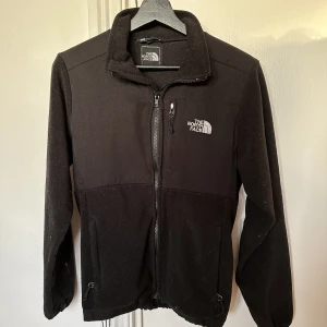 The North Face fleece - Fint skick utöver att resårsnöret som man kan dra åt längst ner har gått av. Skriv för bild! 