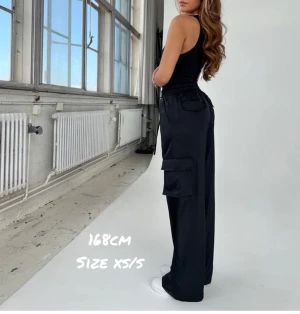 Helt oanvända byxor från venderbys - Säljer dessa supersnygga cargobyxor i ett slags silkesmaterial! Helt oanvända med prislapp kvar, säljer endast då de är fö stora för mig 🥲