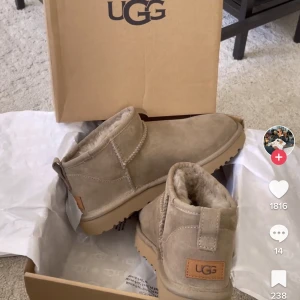 Mini uggs  - Intressekoll på mina ultra mini uggs i färgen marrone!🙌🏼storlek 38 och använda ett fåtal gånger! Fortfarande i bra skick! Säljer endast vid ett bra bud❤️