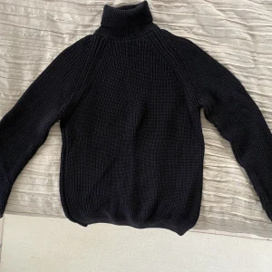 Svart polotröja - Svart polotröja från Zara storlek S. Säljer pga att den är lite stor i storleken. Använd 1 gång.