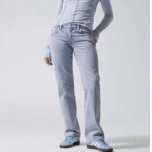 Jättesnygga jeans från Weekday. Relativt nya, använda Max 3 gånger. Säljer de pga att de är för korta på mig (är 174 cm). Färgen är ”Summer blue”. PRIS KAN DISKUTERAS PRIVAT!