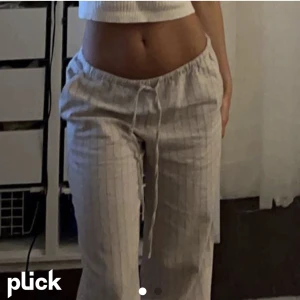 Hm linnebyxor - Lägger ut dessa igen då hon som vann budgivningen inte svarar🤔. Innerbenslängd 80cm. Lågmidjade. Endast använda 1 ggr så jag har så många linnebyxor redan.