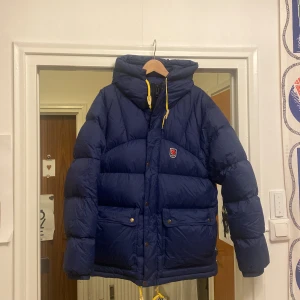 Fjällräven Expedition down jacket  - Säljer en fjällräven jacka i modellen, Expedition down jacket. Storlek Medium (M) Kondition av jackan: 8/10 (knappt använd). Nypris för denna var 6.999kr Jackan är lite oversized.  En väldigt varm och skön jacka. 