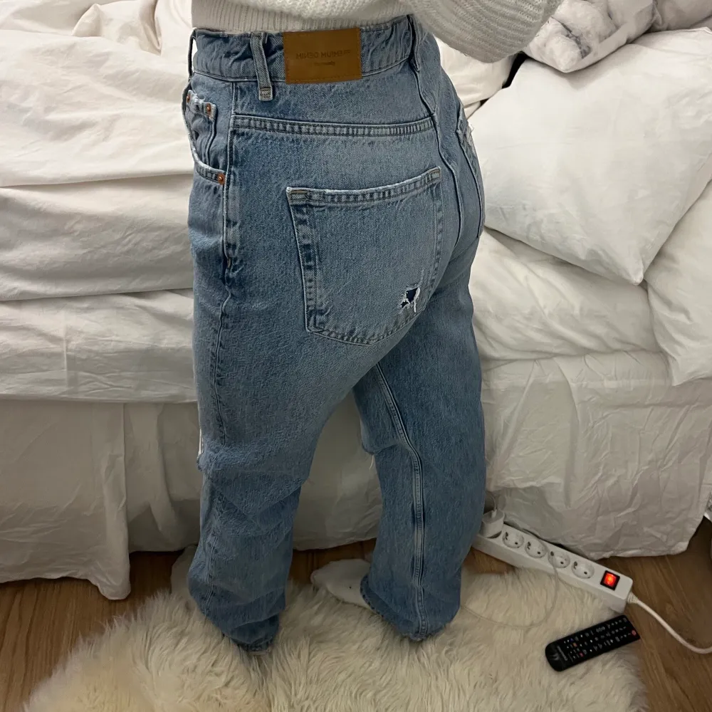 Snygga och bekväma jeans från GinaTricot, säljer då dom börjar bli för stora för mig. Dom är i storlek 36, ungefär s/m. 🌸. Jeans & Byxor.