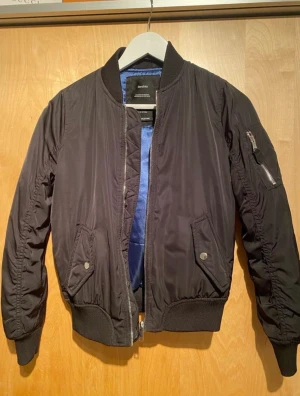 Bomberjacka strl S - stl. 36 (S) Bomberjacka från Bershka