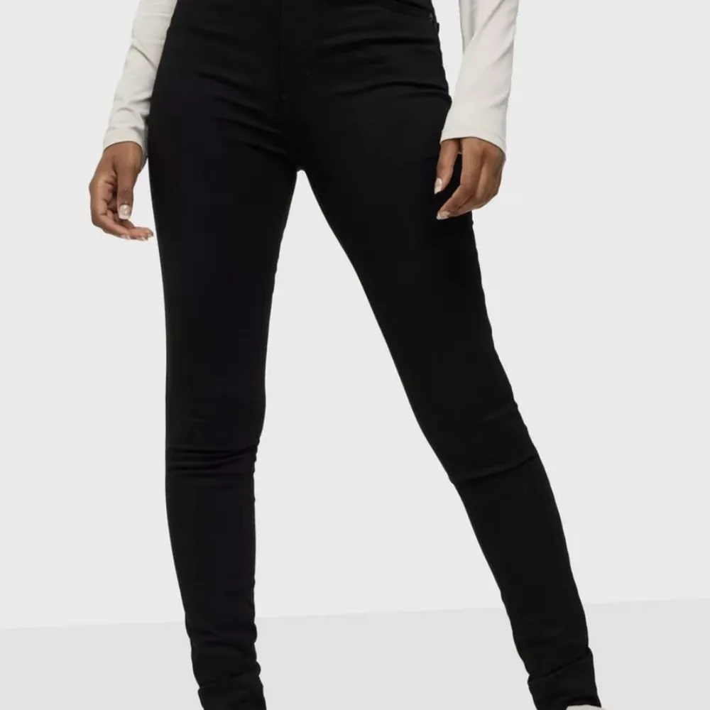 Mile High Super Skinny jeans från Levis i storlek 23. Säljer jeansen då de är för små. De sitter tight över hela benen och är knappt änvända, alltså i mycket gott skick. . Jeans & Byxor.