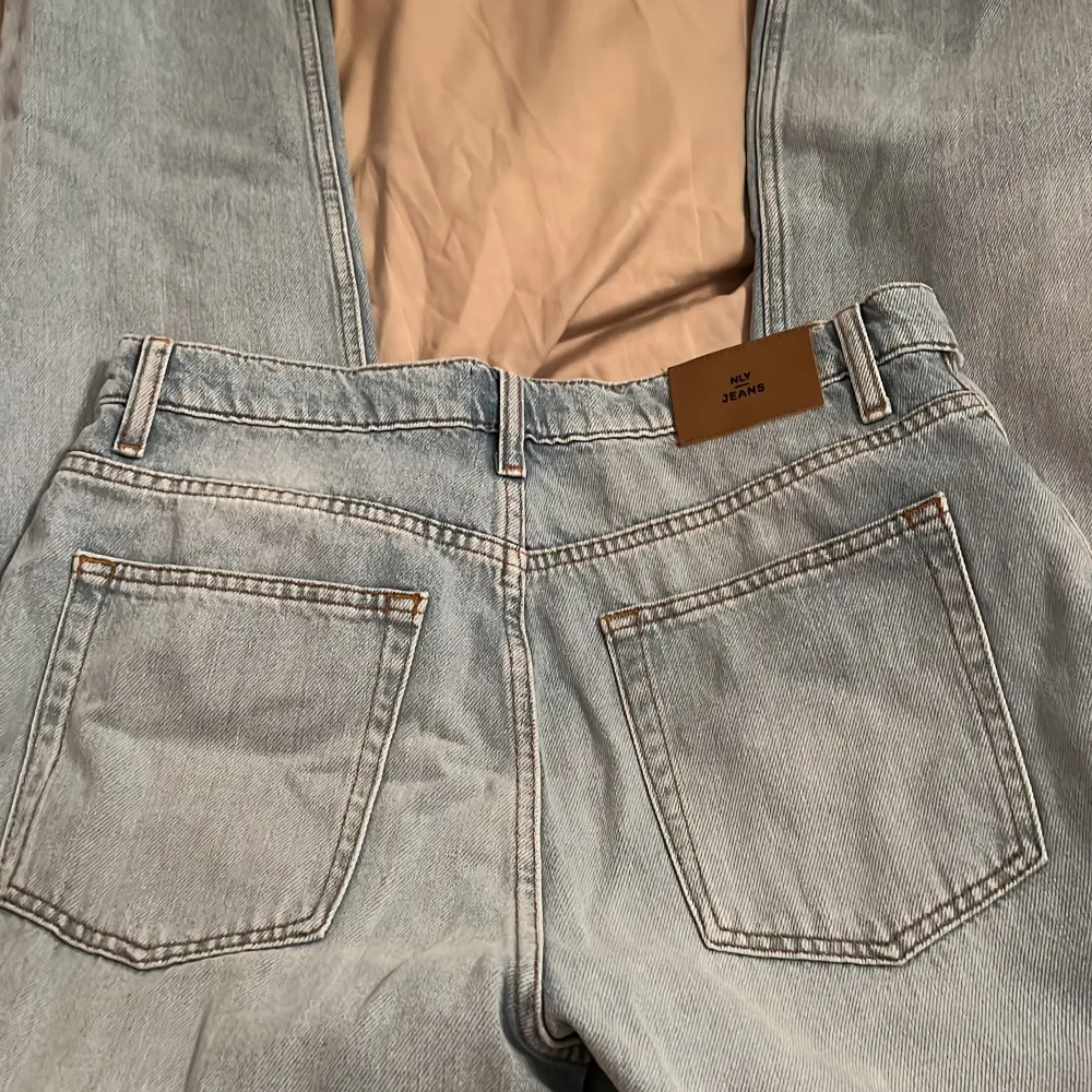 jeans med slits nertill från nelly.com, aldrig använda 😊storleken är 38 men passar också 36. Jeans & Byxor.