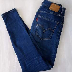 levis jeans byxor storlek 26  byxorna är använda flera gånger 