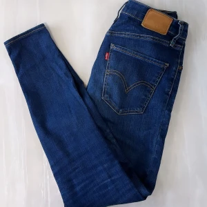 levis byxor  - levis jeans byxor storlek 26  byxorna är använda flera gånger 