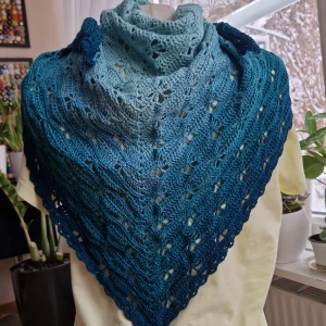 Sjal  - Bra tipps för en klapp till gamla och unga - sjal som kommer göra ens dag ljusare under vintertiden. Fin mönster och av garn i högsta kvalitet . Handgjorda och bra för omgivningen.