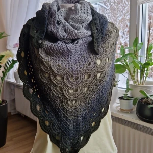Sjal  - Bra tipps för en klapp till gamla och unga - sjal som kommer göra ens dag ljusare under vintertiden. Fin mönster och av garn i högsta kvalitet . Handgjorda och bra för omgivningen.