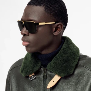Louis Vuitton äkta - Säljes dessa helt nya och oanvända lv glasögonen.  De är helt nya Äkta Passar både tjej och kille Köptes för 720€  Säljs för 5500kr 