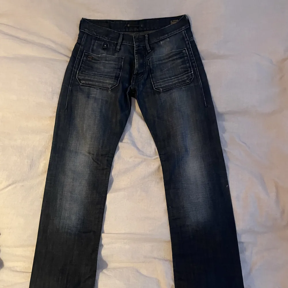 Säljer mina lågmidjade g-star jeans köpta på secondhand få dom är för små för mig. Aldrig använda då dom inte passade mig.. Jeans & Byxor.