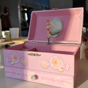 Speldosa,smyckeskrin  - Rosa smyckeskrin, speldosa,med ballerinor på,vacker musik,andvänd,