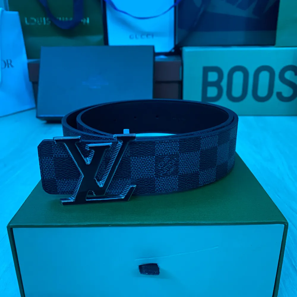 Brand new louis vuitton belt used 1 time  Perfect condition  Size 95 with 2 extra holes. Accessoarer.