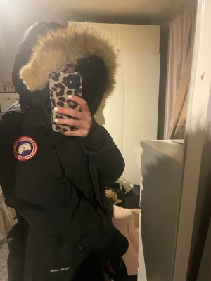 Canada gosee - Säljer denna canada gosee jacka. Givetvis äkta skick fräsch varsamt använd lite i storleken. Längre modell med pälsluva.