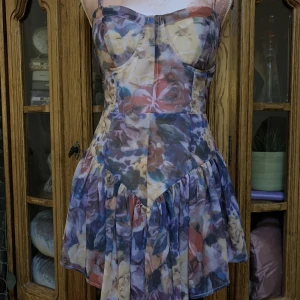Mini dress  - Floral print Dropwaist, babydoll korsett klänning med dragkedja från cider  (Förslå pris och frakt pris diskuteras)