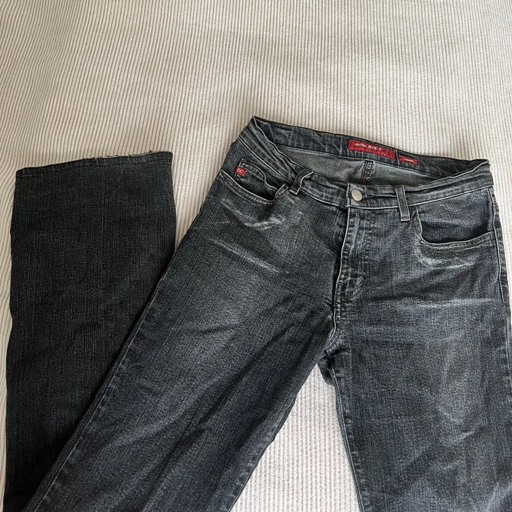 Supersnygga lågmidjade svart/gråa jeans från Miss Sixty som tyvärr inte passar mig längre💞strl 28 (S i passform, jag är 168cm). Jeans & Byxor.